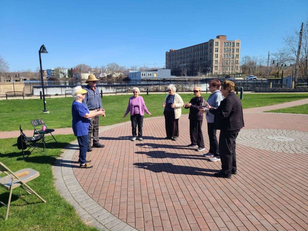 sewniors doing Tai Chi